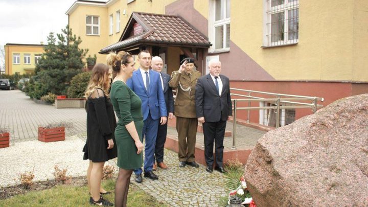 obraz 1 marca 2020 roku - na zaproszenie Księdza Proboszcza Artura Hejdy - Starosta Sylwester Korgul, Przewodniczący Rady Powiatu Andrzej Matysiak, uczniowie i nauczyciele Liceum Ogólnokształcącego im. Armii Krajowej oraz Zespołu Szkół‚ Ponadpodstawowych reprezentowali Powiat Białobrzeski na Mszy Świetnej w intencji Żołnierzy Wyklętych.