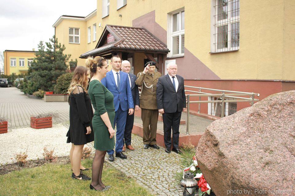 obraz 1 marca 2020 roku - na zaproszenie Księdza Proboszcza Artura Hejdy - Starosta Sylwester Korgul, Przewodniczący Rady Powiatu Andrzej Matysiak, uczniowie i nauczyciele Liceum Ogólnokształcącego im. Armii Krajowej oraz Zespołu Szkół‚ Ponadpodstawowych reprezentowali Powiat Białobrzeski na Mszy Świetnej w intencji Żołnierzy Wyklętych.