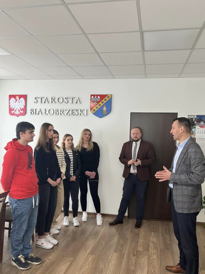 Zdjęcie przedstawia młodych adeptów administracji wraz z władzami Powiatu Białobrzeskiego