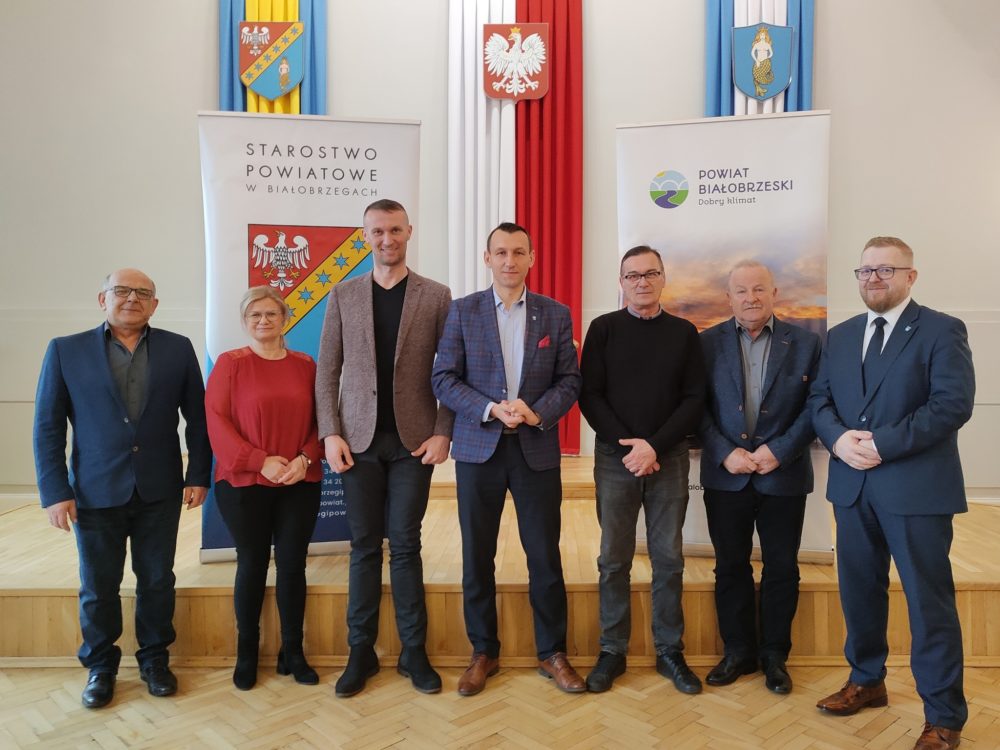 Na zdjęciu znajdują się obecni Burmistrz Wyśmierzyc Wojciech Sępioł, Wiceprzewodnicząca Rady Powiatu Ewa Górzyńska oraz Dyrektor Powiatowego Zarządu Dróg Publicznych Andrzej Adamiec.
