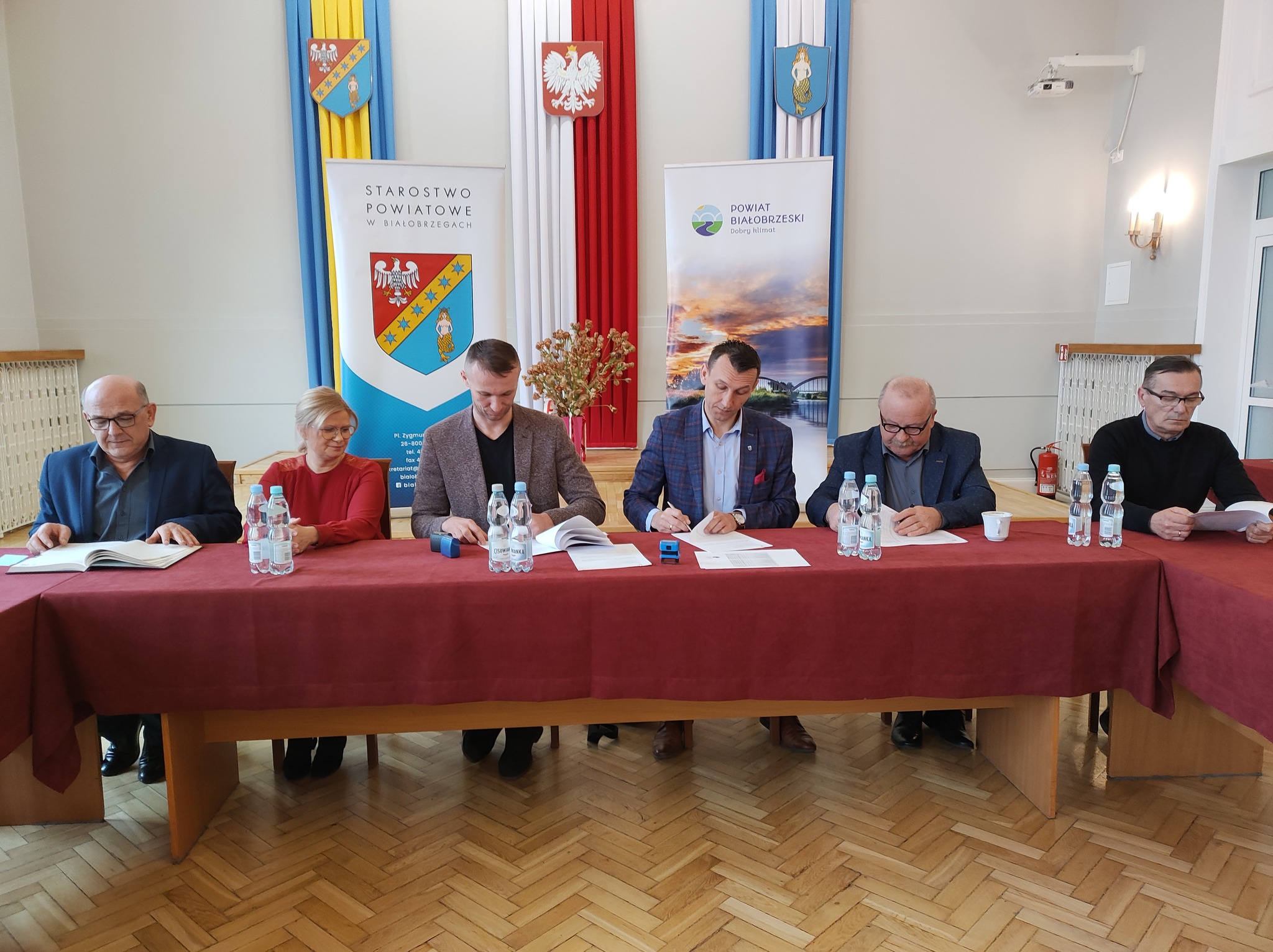Na zdjęciu znajdują się obecni Burmistrz Wyśmierzyc Wojciech Sępioł, Wiceprzewodnicząca Rady Powiatu Ewa Górzyńska oraz Dyrektor Powiatowego Zarządu Dróg Publicznych Andrzej Adamiec.