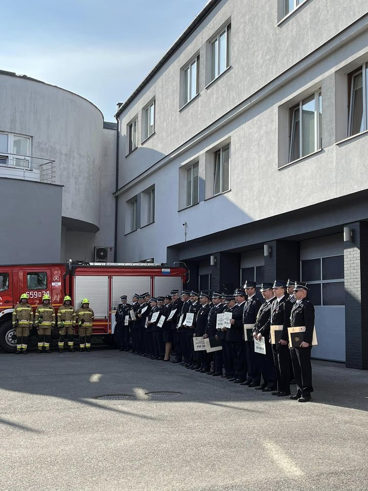 Strażacy przy Komendzie Miejskiej Państwowej Straży Pożarnej w Radomiu odbyła się uroczysta zbiórka, podczas której wręczono promesy na zakup nowych wozów dla jednostek OSP z regionu radomskiego.