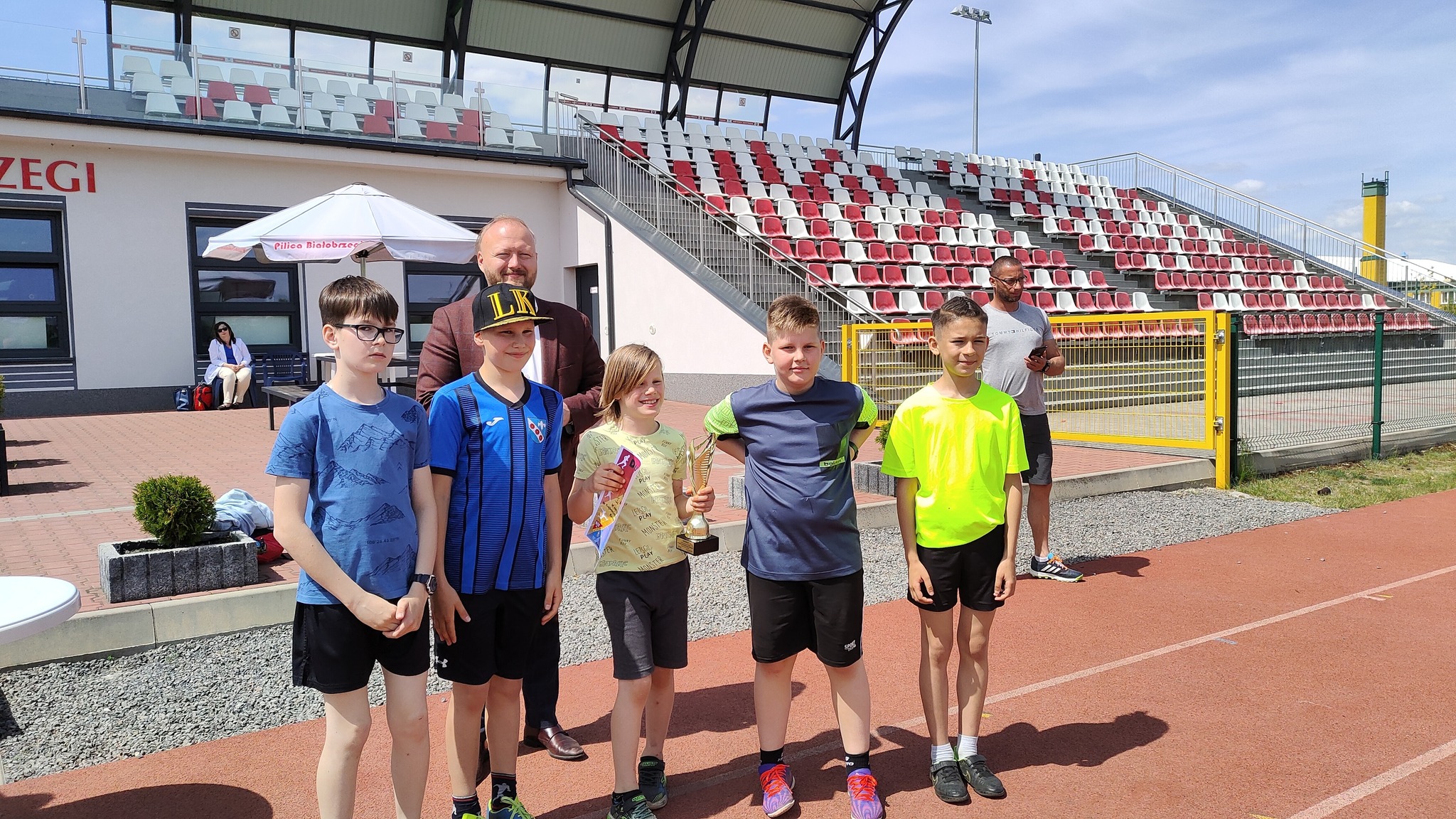 22 maja odbyły się zawody o tytuł Mistrzów Powiatu w Trójboju Lekkoatletycznym dla chłopców i dziewcząt ze szkół podstawowych z rocznika 2012 i młodsi.