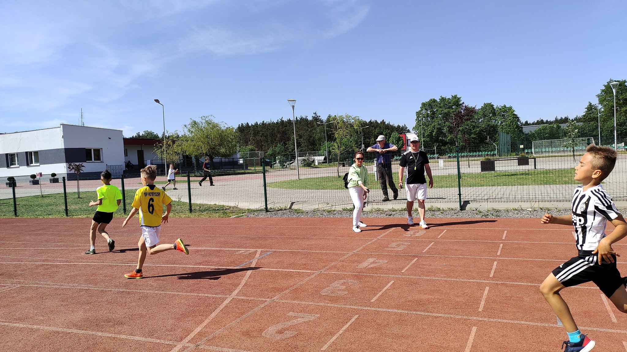 22 maja odbyły się zawody o tytuł Mistrzów Powiatu w Trójboju Lekkoatletycznym dla chłopców i dziewcząt ze szkół podstawowych z rocznika 2012 i młodsi.