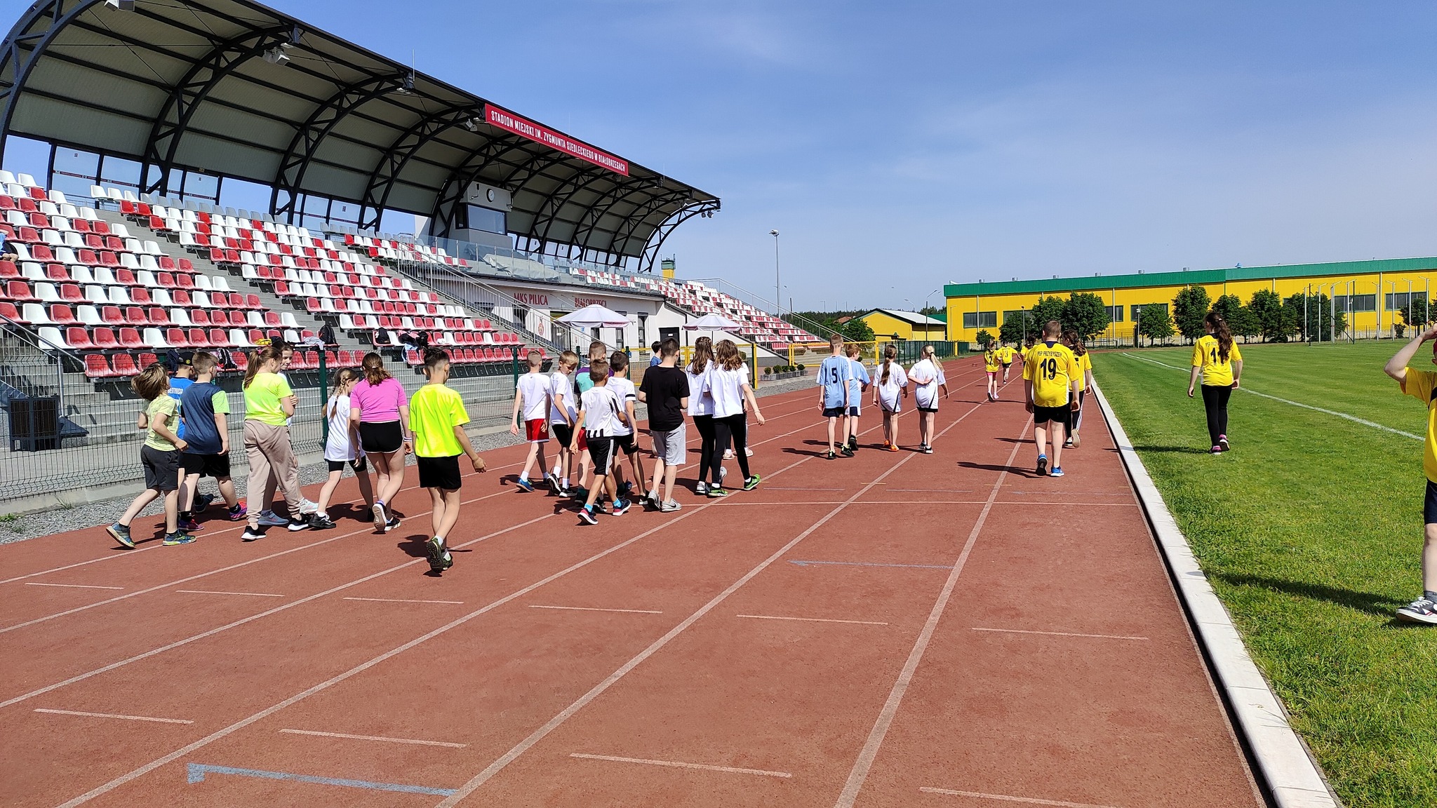 22 maja odbyły się zawody o tytuł Mistrzów Powiatu w Trójboju Lekkoatletycznym dla chłopców i dziewcząt ze szkół podstawowych z rocznika 2012 i młodsi.