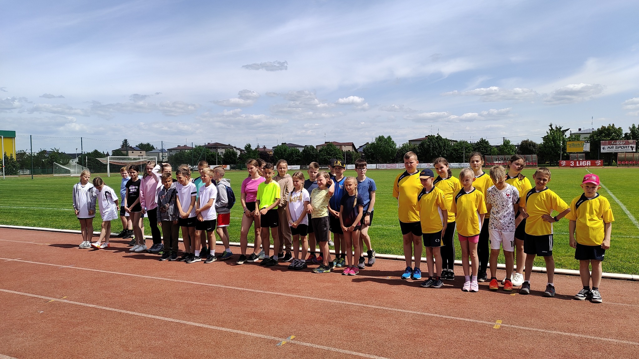 22 maja odbyły się zawody o tytuł Mistrzów Powiatu w Trójboju Lekkoatletycznym dla chłopców i dziewcząt ze szkół podstawowych z rocznika 2012 i młodsi.