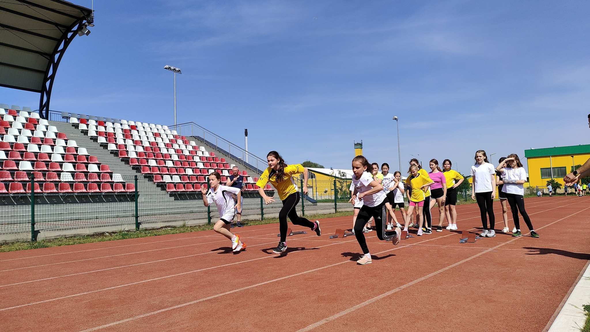 22 maja odbyły się zawody o tytuł Mistrzów Powiatu w Trójboju Lekkoatletycznym dla chłopców i dziewcząt ze szkół podstawowych z rocznika 2012 i młodsi.