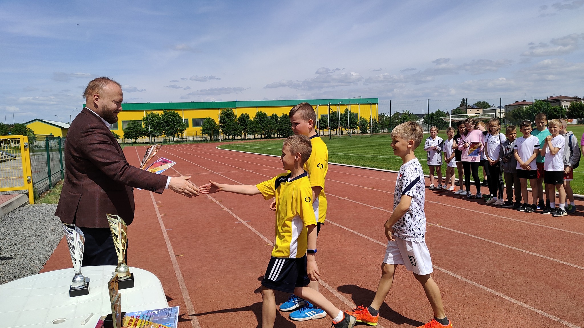 22 maja odbyły się zawody o tytuł Mistrzów Powiatu w Trójboju Lekkoatletycznym dla chłopców i dziewcząt ze szkół podstawowych z rocznika 2012 i młodsi.