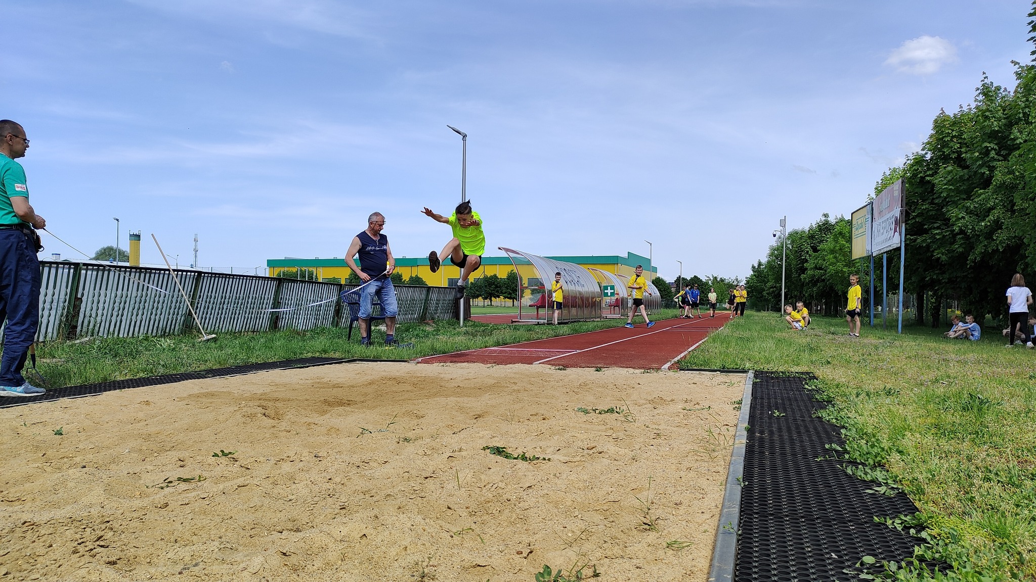 22 maja odbyły się zawody o tytuł Mistrzów Powiatu w Trójboju Lekkoatletycznym dla chłopców i dziewcząt ze szkół podstawowych z rocznika 2012 i młodsi.