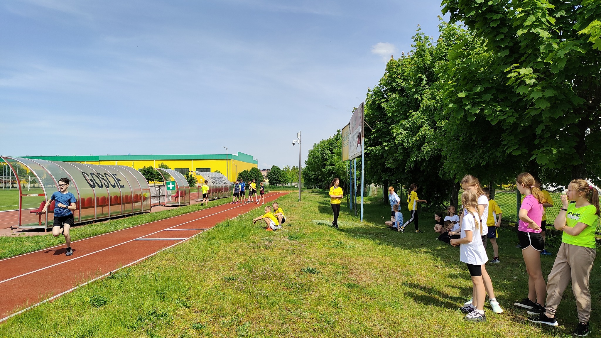 22 maja odbyły się zawody o tytuł Mistrzów Powiatu w Trójboju Lekkoatletycznym dla chłopców i dziewcząt ze szkół podstawowych z rocznika 2012 i młodsi.