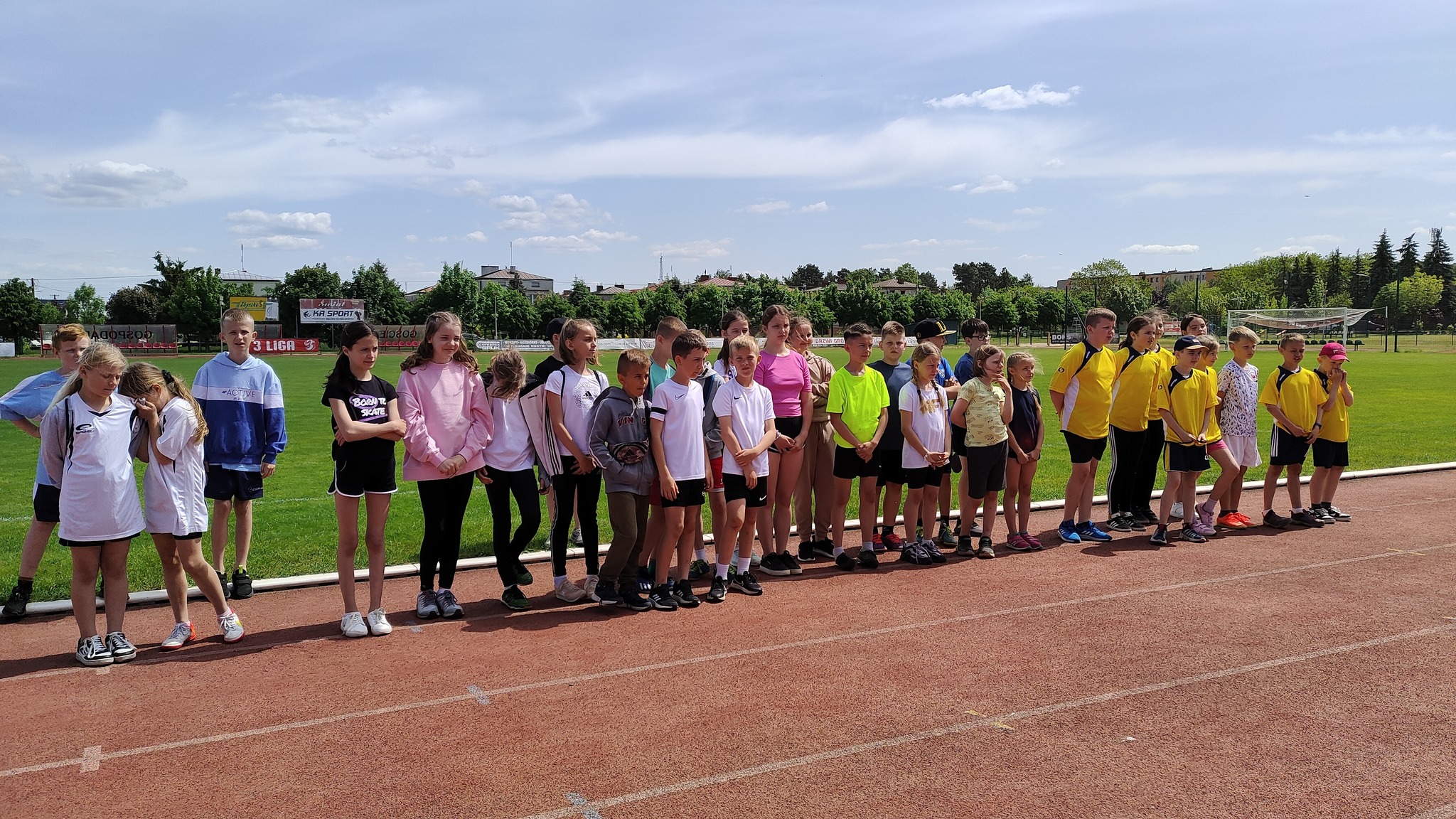 22 maja odbyły się zawody o tytuł Mistrzów Powiatu w Trójboju Lekkoatletycznym dla chłopców i dziewcząt ze szkół podstawowych z rocznika 2012 i młodsi.