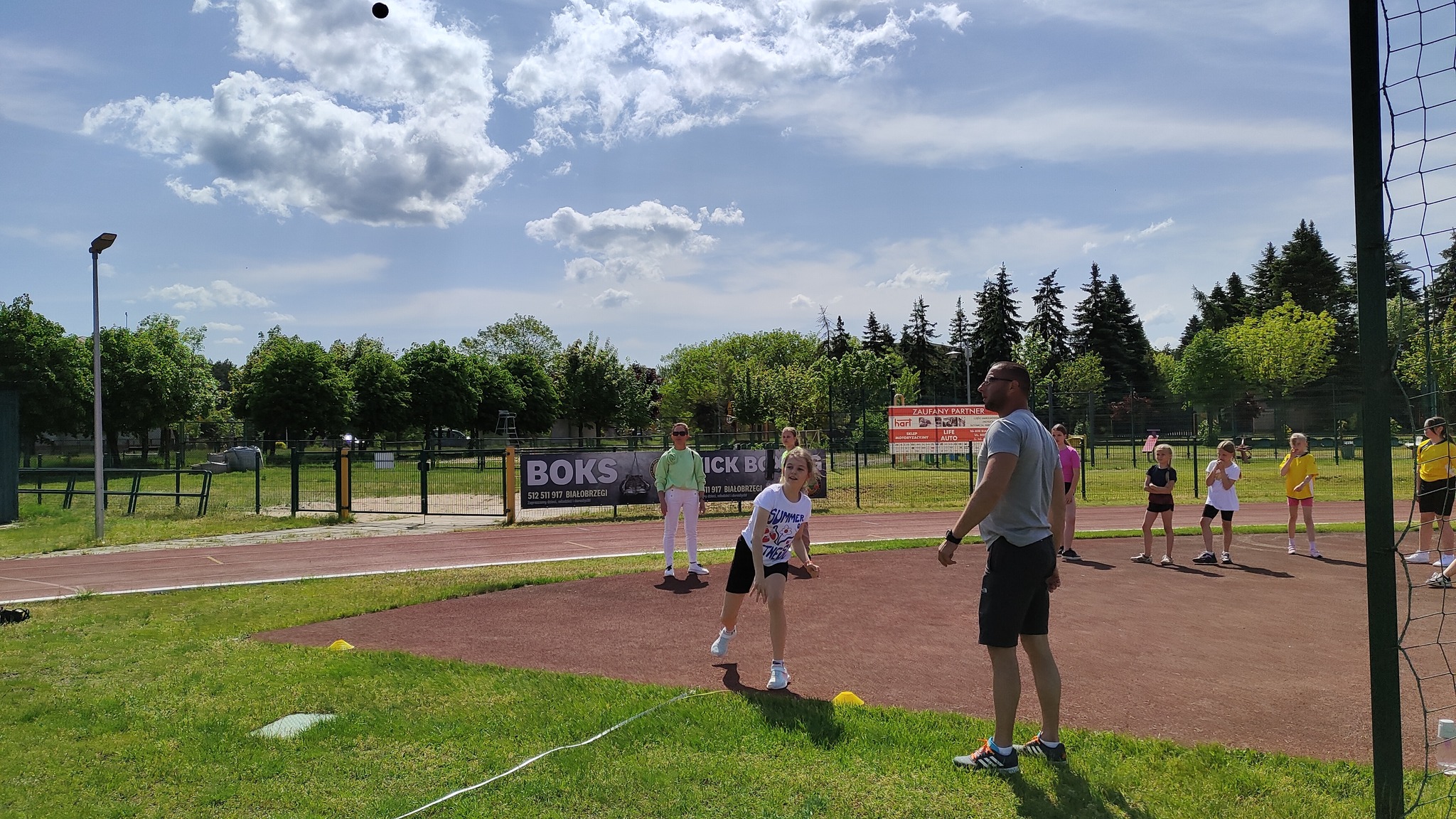 22 maja odbyły się zawody o tytuł Mistrzów Powiatu w Trójboju Lekkoatletycznym dla chłopców i dziewcząt ze szkół podstawowych z rocznika 2012 i młodsi.