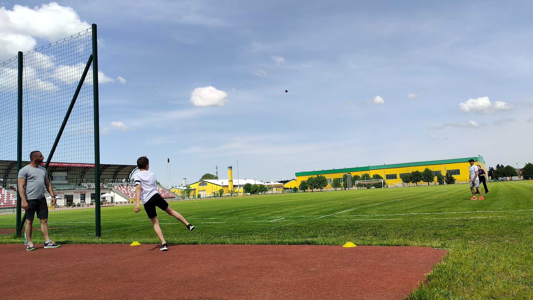22 maja odbyły się zawody o tytuł Mistrzów Powiatu w Trójboju Lekkoatletycznym dla chłopców i dziewcząt ze szkół podstawowych z rocznika 2012 i młodsi.