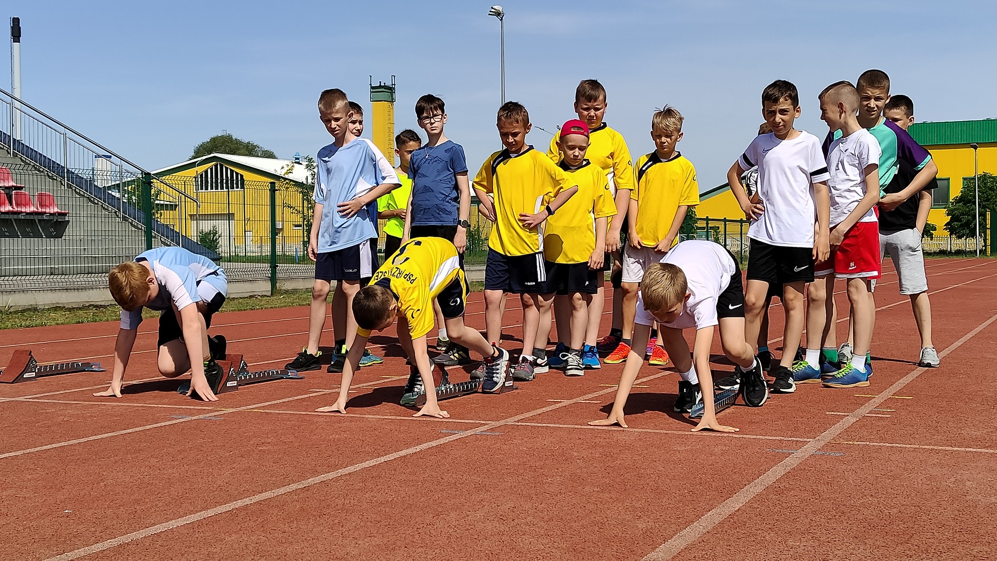 22 maja odbyły się zawody o tytuł Mistrzów Powiatu w Trójboju Lekkoatletycznym dla chłopców i dziewcząt ze szkół podstawowych z rocznika 2012 i młodsi.
