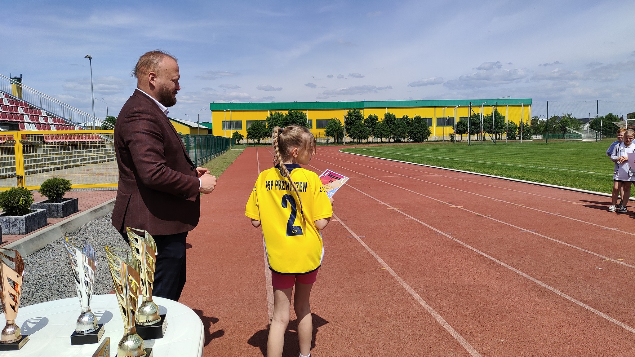 22 maja odbyły się zawody o tytuł Mistrzów Powiatu w Trójboju Lekkoatletycznym dla chłopców i dziewcząt ze szkół podstawowych z rocznika 2012 i młodsi.