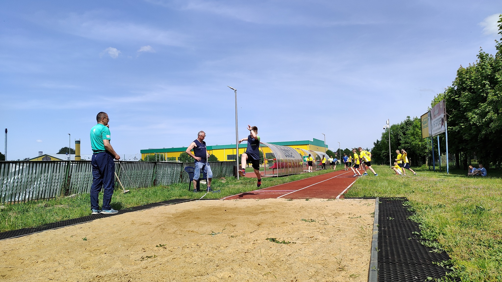 22 maja odbyły się zawody o tytuł Mistrzów Powiatu w Trójboju Lekkoatletycznym dla chłopców i dziewcząt ze szkół podstawowych z rocznika 2012 i młodsi.