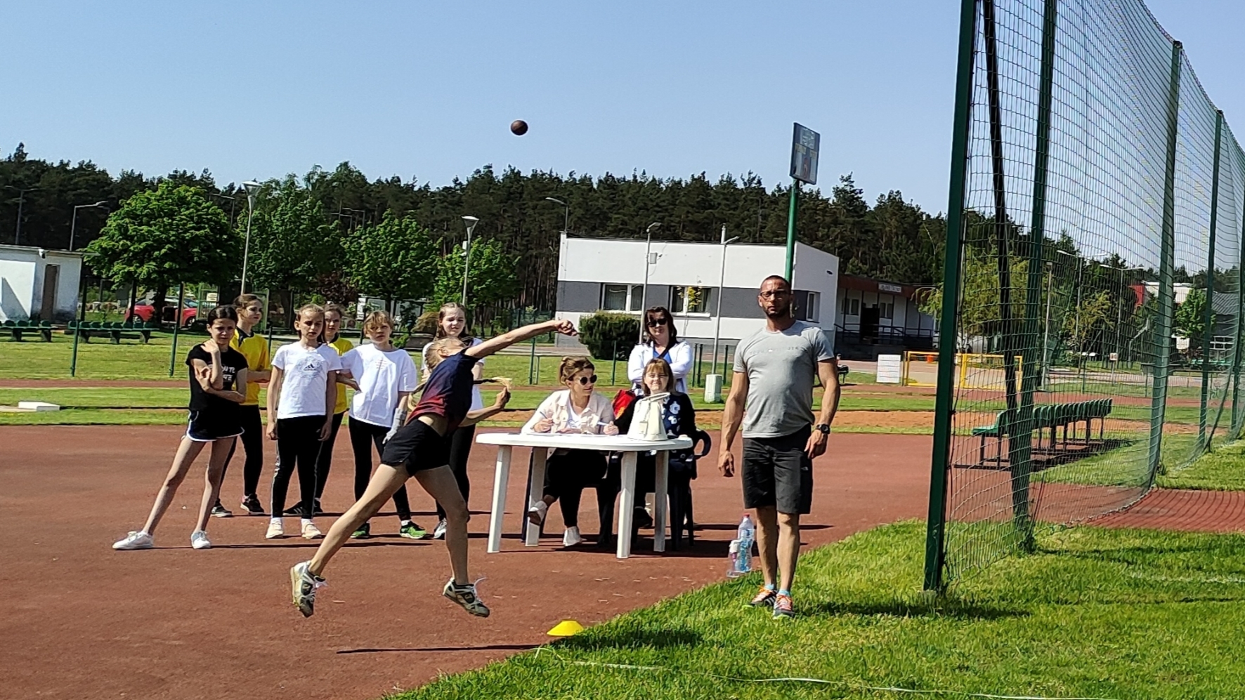 22 maja odbyły się zawody o tytuł Mistrzów Powiatu w Trójboju Lekkoatletycznym dla chłopców i dziewcząt ze szkół podstawowych z rocznika 2012 i młodsi.