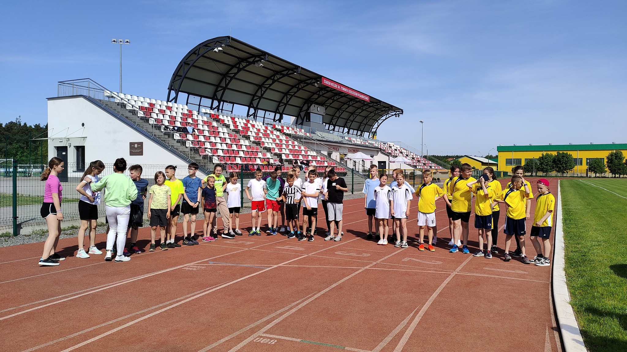 22 maja odbyły się zawody o tytuł Mistrzów Powiatu w Trójboju Lekkoatletycznym dla chłopców i dziewcząt ze szkół podstawowych z rocznika 2012 i młodsi.