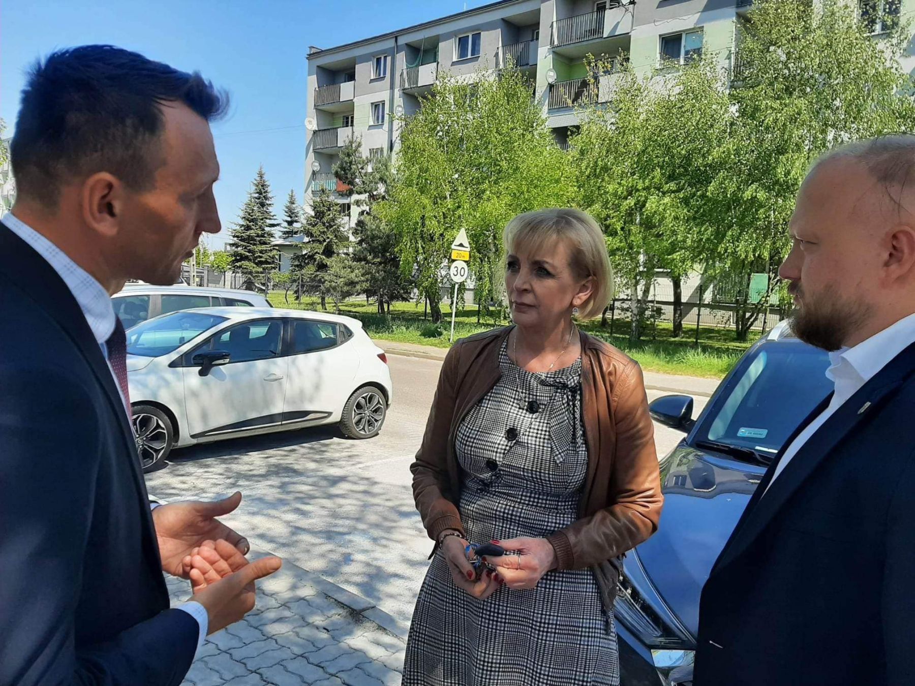 W ramach środków pozyskanych przez Zarząd Powiatu Białobrzeskiego w ramach Programu Inwestycji Strategicznych POLSKI ŁAD trwają prace modernizacyjne na kompleksie boisk sportowych ORLIK oraz w budynku Liceum przy ul. Targowickiej.