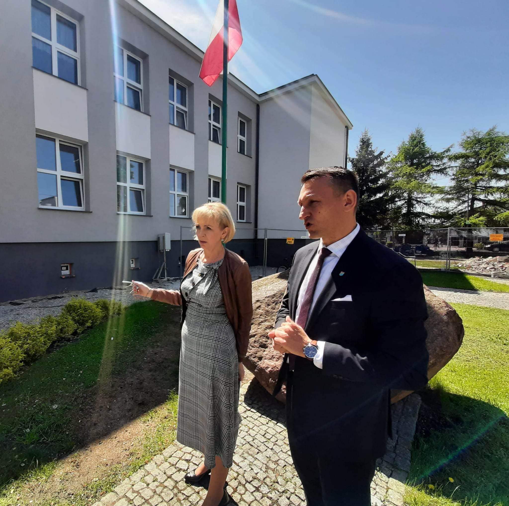 W ramach środków pozyskanych przez Zarząd Powiatu Białobrzeskiego w ramach Programu Inwestycji Strategicznych POLSKI ŁAD trwają prace modernizacyjne na kompleksie boisk sportowych ORLIK oraz w budynku Liceum przy ul. Targowickiej.