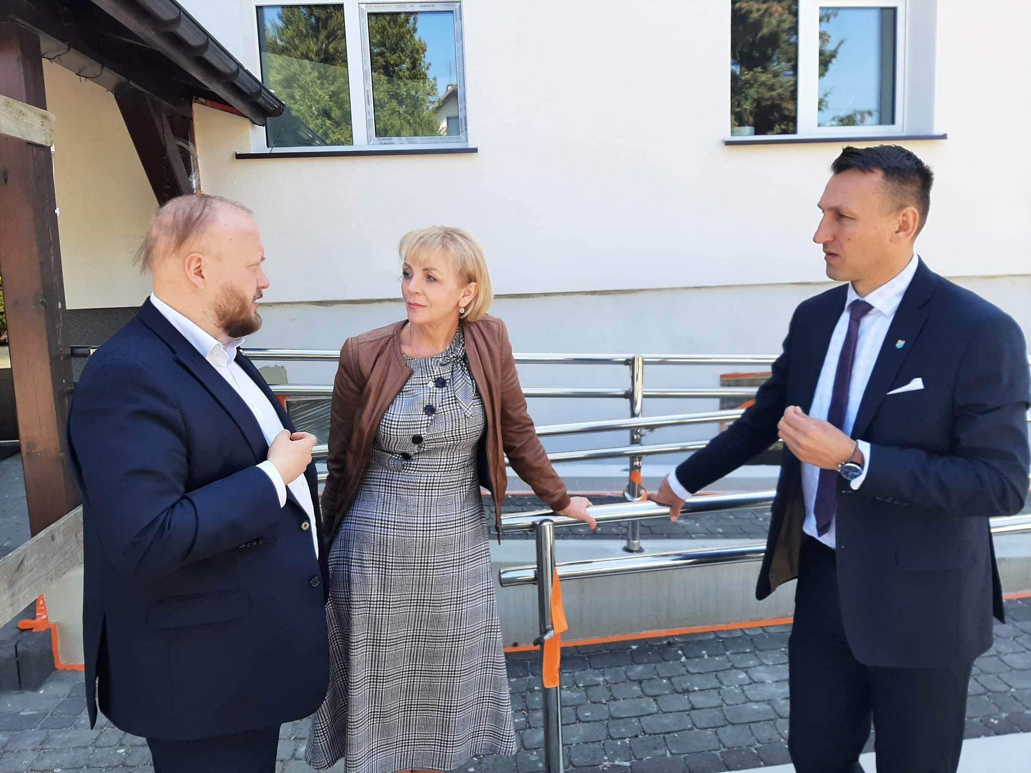 W ramach środków pozyskanych przez Zarząd Powiatu Białobrzeskiego w ramach Programu Inwestycji Strategicznych POLSKI ŁAD trwają prace modernizacyjne na kompleksie boisk sportowych ORLIK oraz w budynku Liceum przy ul. Targowickiej.