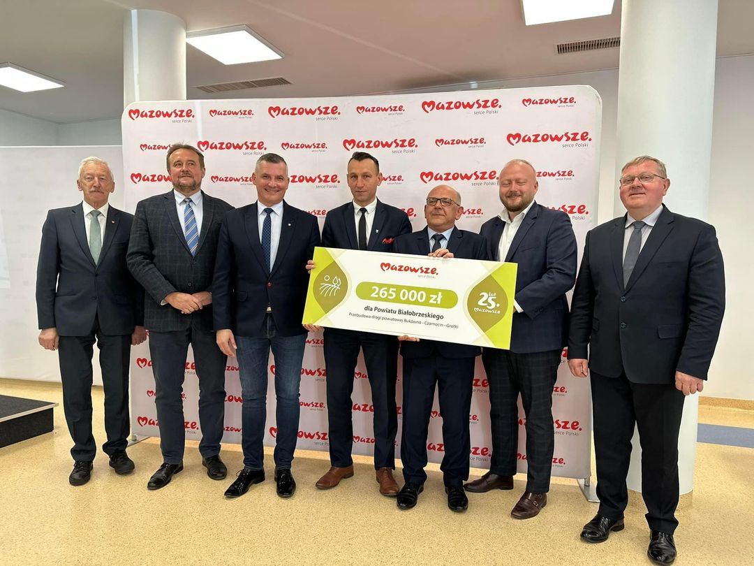 Starosta Białobrzeski Sylwester Korgul wraz z Bartłomiej Kowalczyk - wicestarosta białobrzeski oraz Skarbnikiem Powiatu Bogdanem Głowackim podpisali dziś umowę na dofinansowanie przebudowy drogi powiatowej w miejscowości Grotki (gm. Radzanów).