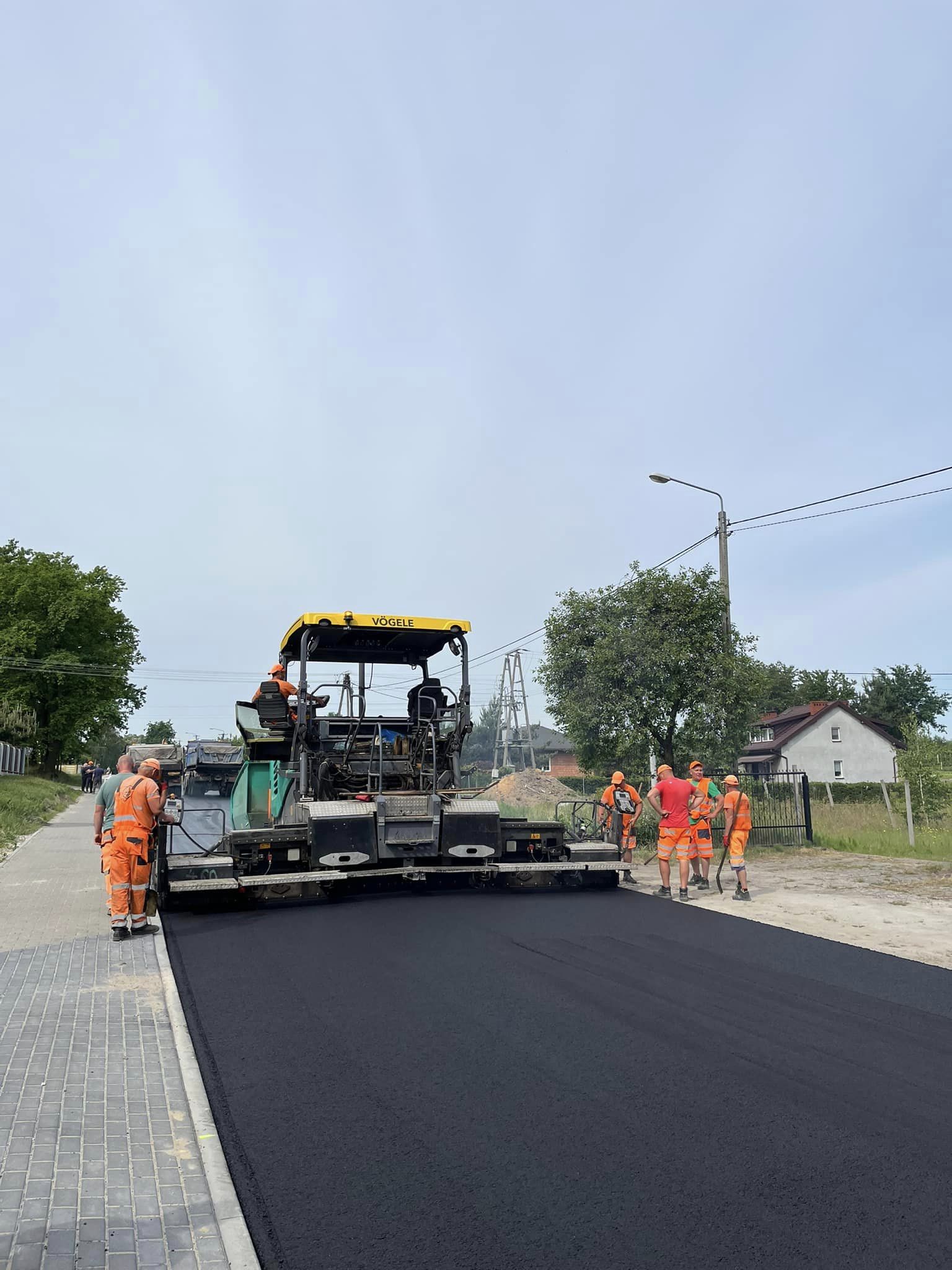 Członkowie Zarządu Powiat Białobrzeski na bieżąco monitorują postępy prac budowlanych na drogach powiatowych.