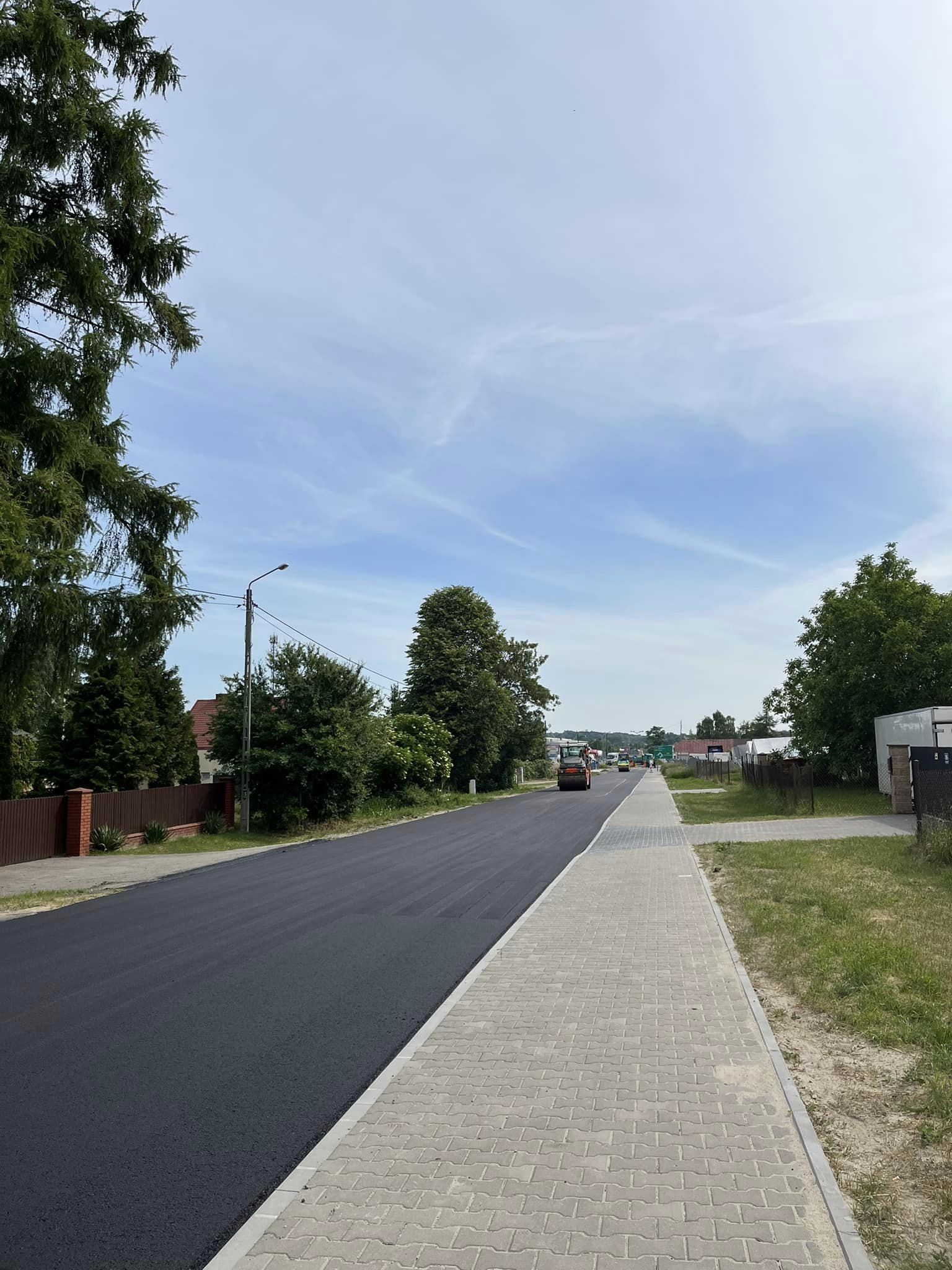 Członkowie Zarządu Powiat Białobrzeski na bieżąco monitorują postępy prac budowlanych na drogach powiatowych.