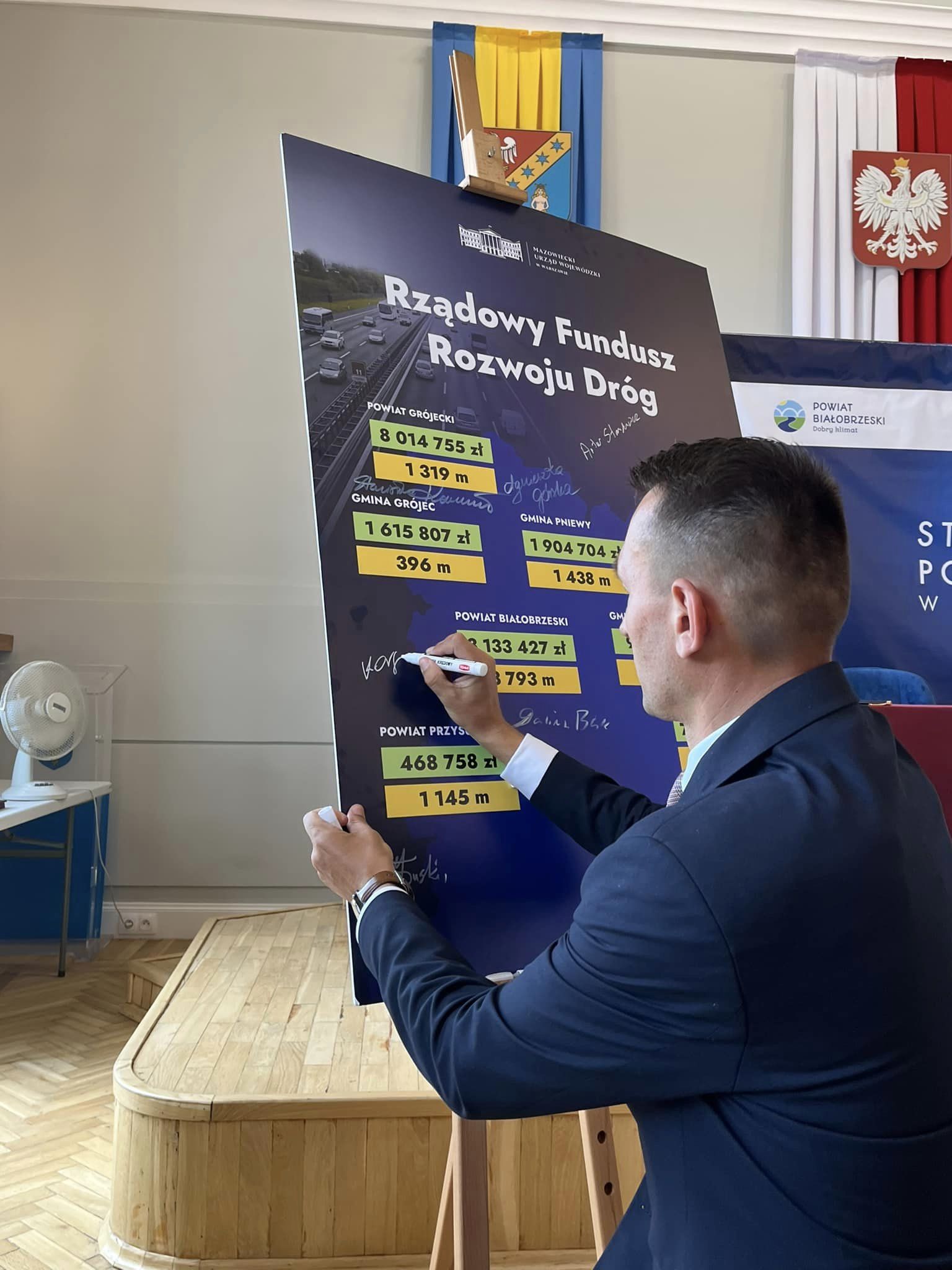 Powiat Białobrzeski był dziś gospodarzem uroczystego podpisania umów w ramach Rządowego Funduszu Rozwoju Dróg dla samorządów z regionu radomskiego.