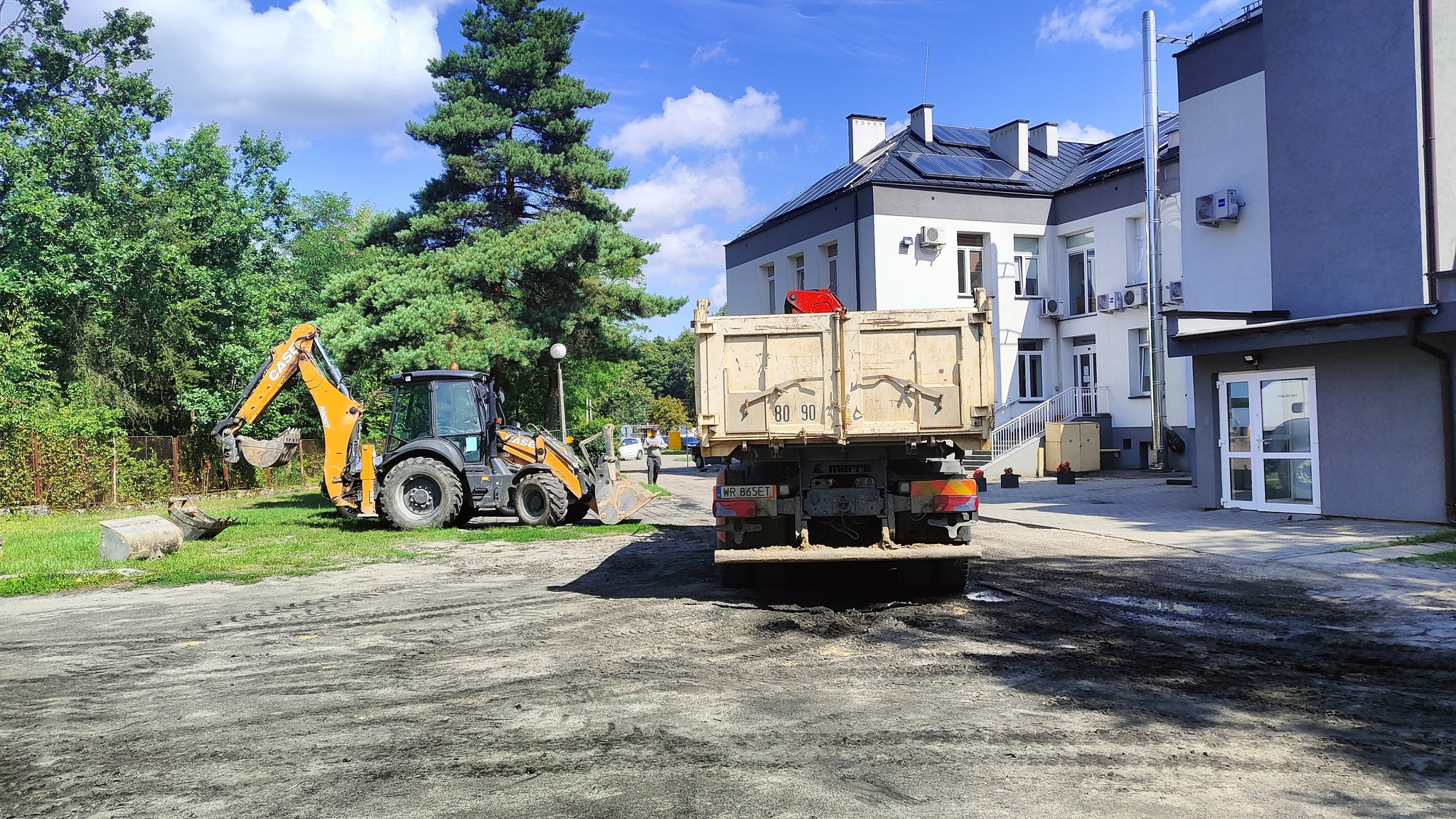 09 sierpnia 2023 r. rozpoczęła się realizacja zadania inwestycyjnego pod nazwą „Zagospodarowanie terenu przy SP ZOZ w Białobrzegach wraz z budową miejsc postojowych”