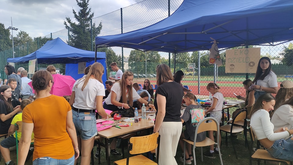 Ekologiczny Piknik Rodzinny na boisku przy Zespole Szkół Ponadpodstawowych