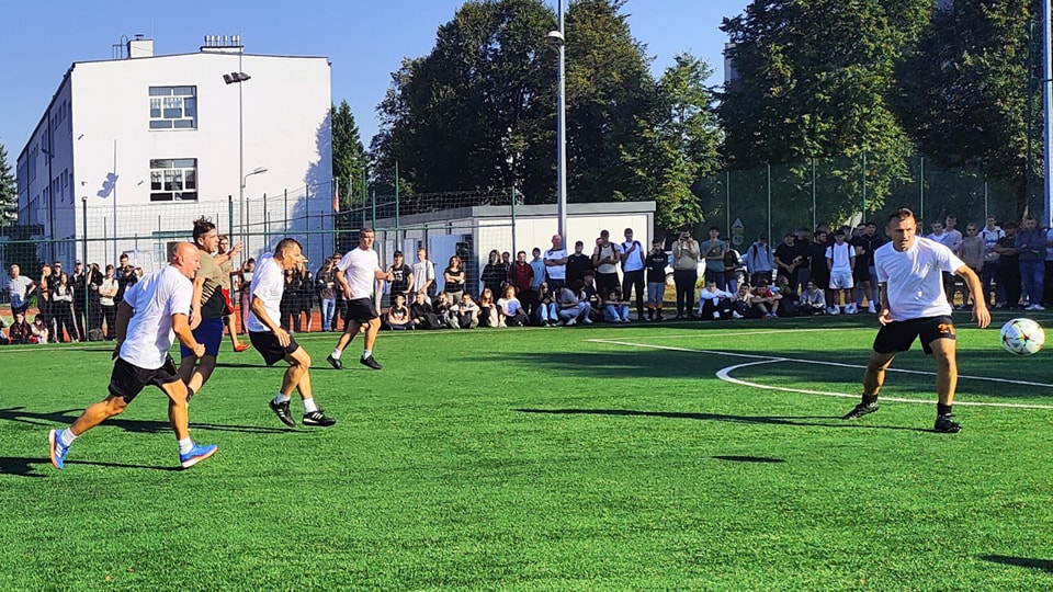 Mecz piłkarski pomiędzy nauczycielami a uczniami Zespołu Szkół Ponadpodstawowych w Białobrzegach