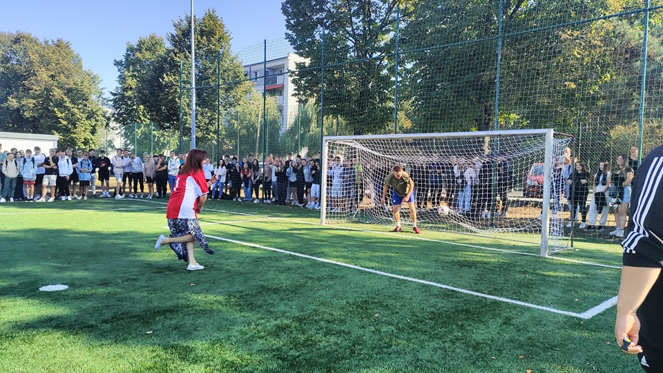 Mecz piłkarski pomiędzy nauczycielami a uczniami Zespołu Szkół Ponadpodstawowych w Białobrzegach