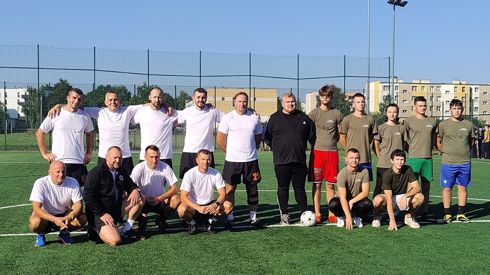 Mecz piłkarski pomiędzy nauczycielami a uczniami Zespołu Szkół Ponadpodstawowych w Białobrzegach