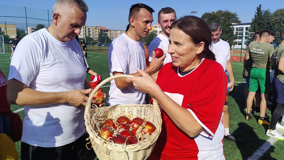 Mecz piłkarski pomiędzy nauczycielami a uczniami Zespołu Szkół Ponadpodstawowych w Białobrzegach