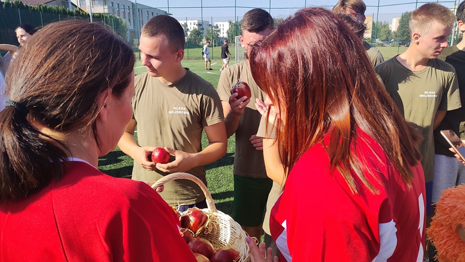 Mecz piłkarski pomiędzy nauczycielami a uczniami Zespołu Szkół Ponadpodstawowych w Białobrzegach