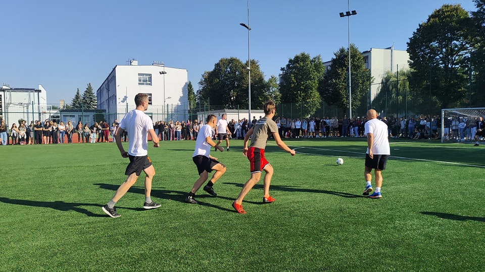 Mecz piłkarski pomiędzy nauczycielami a uczniami Zespołu Szkół Ponadpodstawowych w Białobrzegach