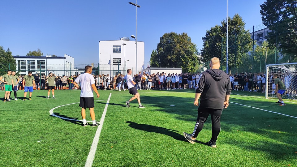 Mecz piłkarski pomiędzy nauczycielami a uczniami Zespołu Szkół Ponadpodstawowych w Białobrzegach