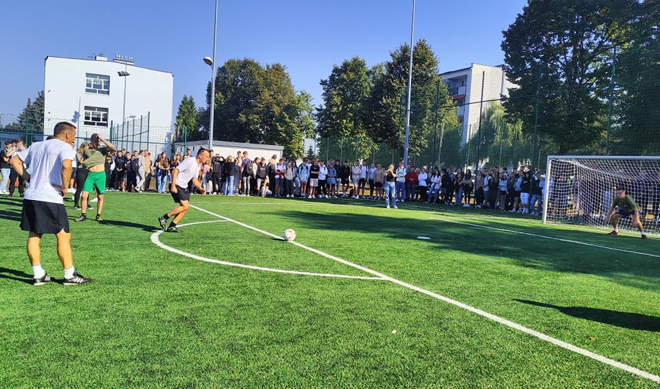 Mecz piłkarski pomiędzy nauczycielami a uczniami Zespołu Szkół Ponadpodstawowych w Białobrzegach