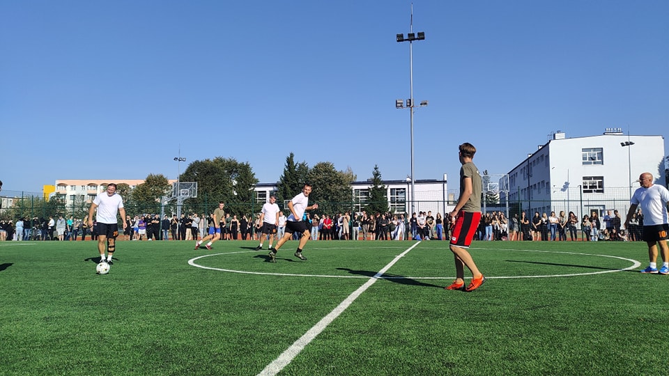 Mecz piłkarski pomiędzy nauczycielami a uczniami Zespołu Szkół Ponadpodstawowych w Białobrzegach