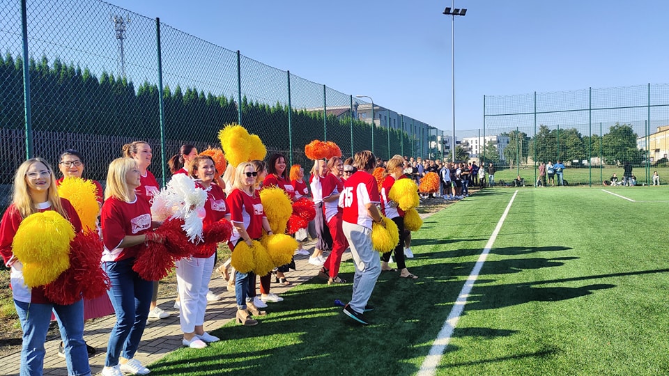 Mecz piłkarski pomiędzy nauczycielami a uczniami Zespołu Szkół Ponadpodstawowych w Białobrzegach