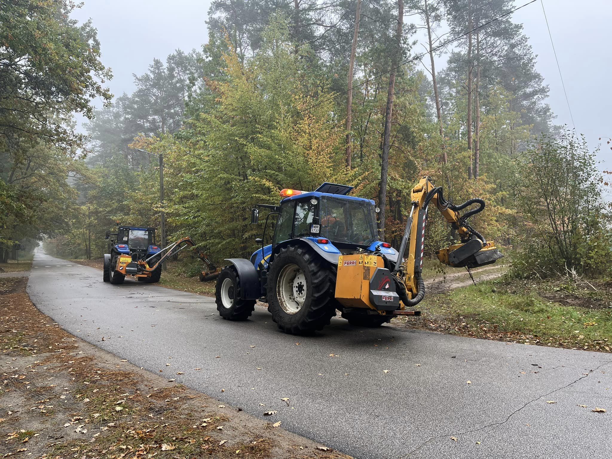 Trwają intensywne prace związane z jesiennym utrzymaniem dróg powiatowych.