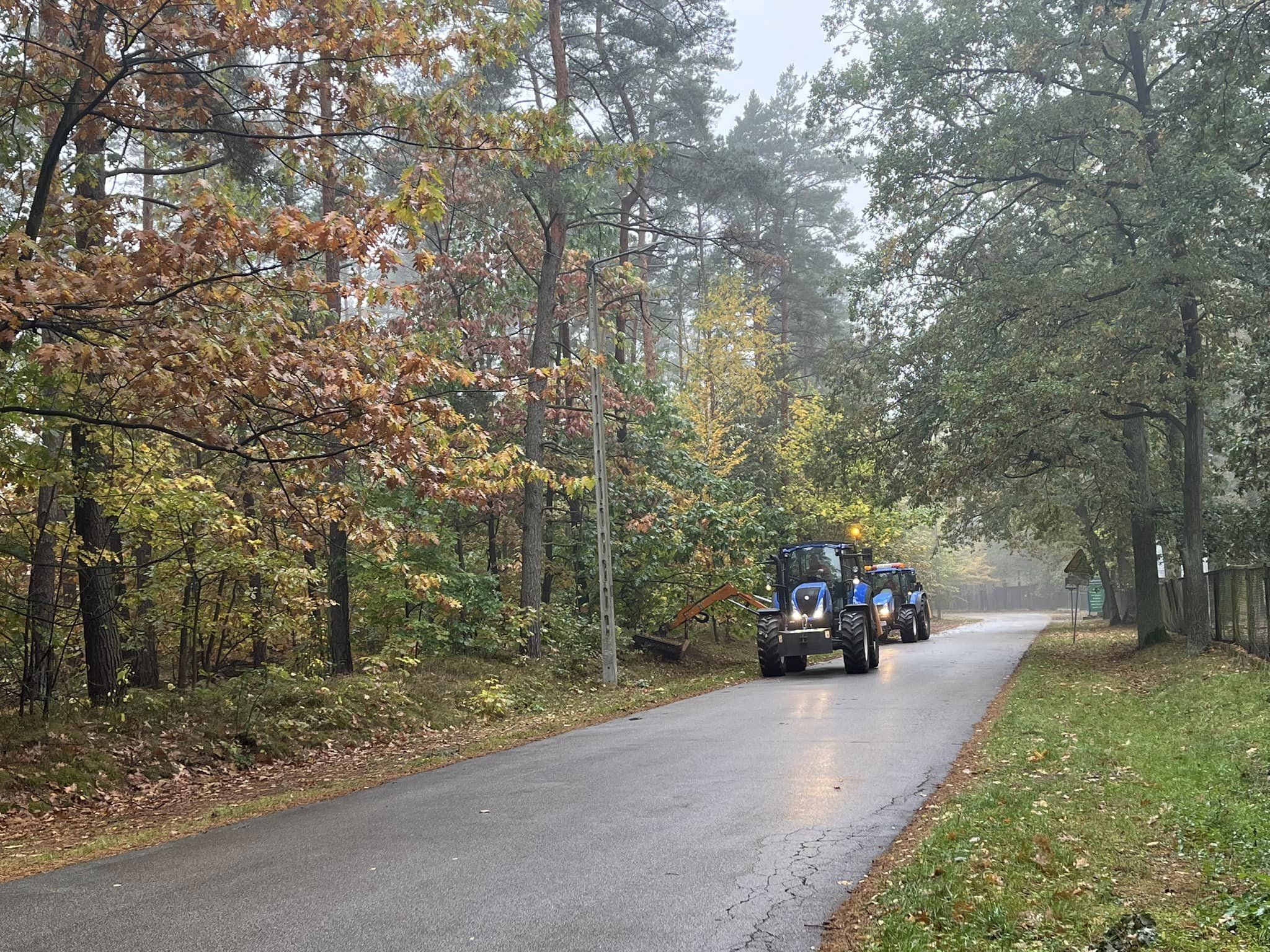 Trwają intensywne prace związane z jesiennym utrzymaniem dróg powiatowych.