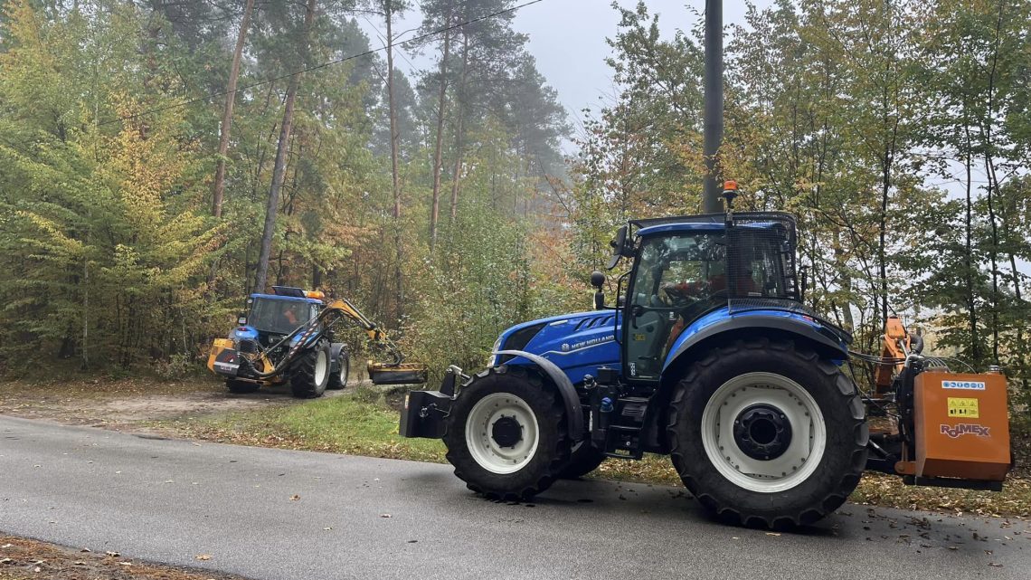 Trwają intensywne prace związane z jesiennym utrzymaniem dróg powiatowych.