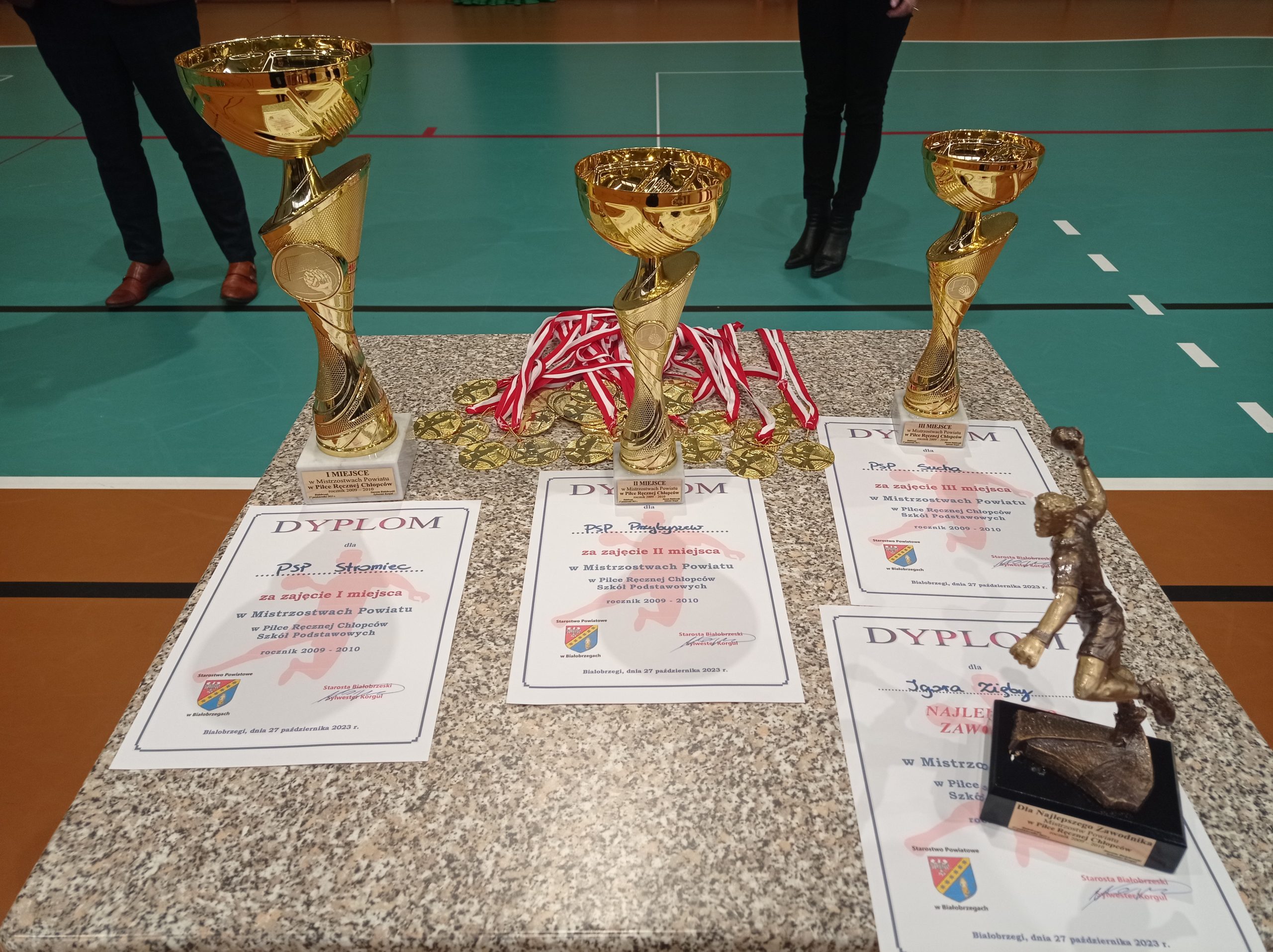 27 października br. w Hali Sportowej w Białobrzegach rozegrano Mistrzostwa Powiatu w piłce ręcznej chłopców.