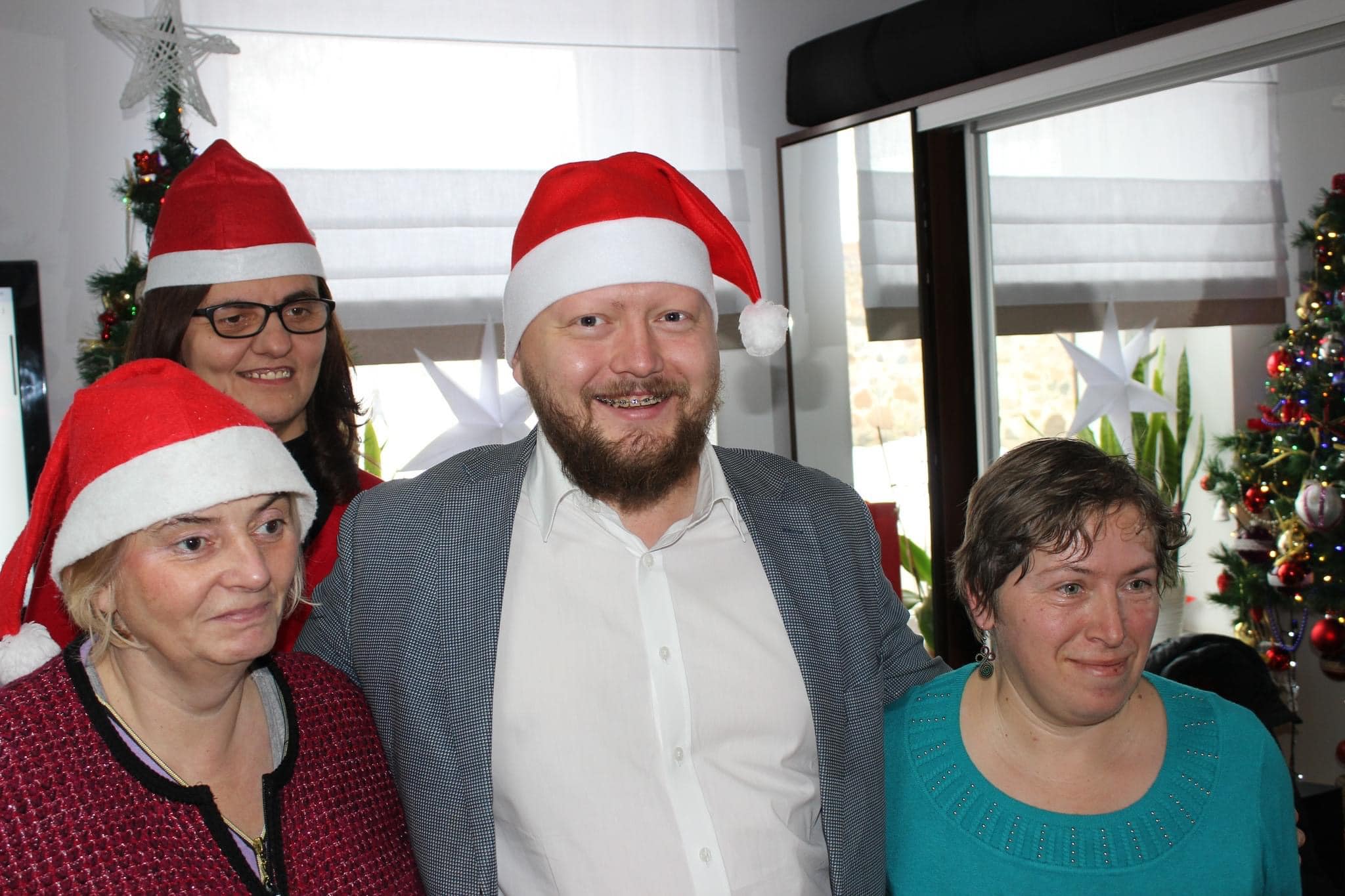 Starostowie Sylwester Korgul oraz Bartłomiej Kowalczyk odwiedzili z okazji Mikołajek podopiecznych i uczestników jednostek organizacyjnych Powiatu działających w zakresie pomocy społecznej.