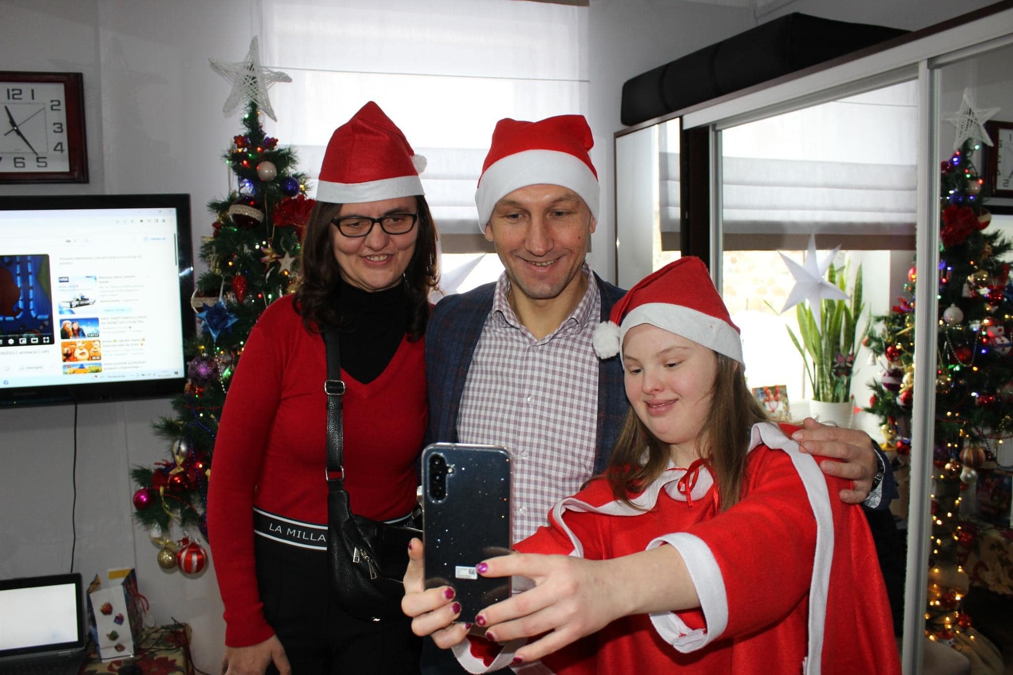 Starostowie Sylwester Korgul oraz Bartłomiej Kowalczyk odwiedzili z okazji Mikołajek podopiecznych i uczestników jednostek organizacyjnych Powiatu działających w zakresie pomocy społecznej.