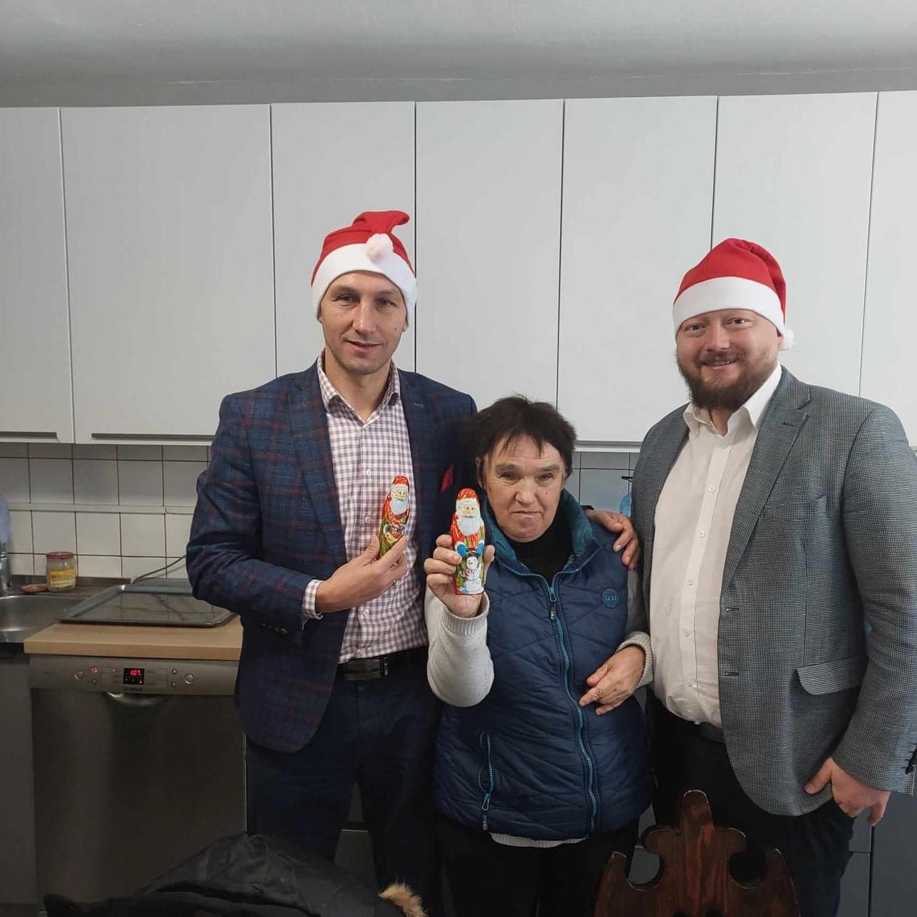 Starostowie Sylwester Korgul oraz Bartłomiej Kowalczyk odwiedzili z okazji Mikołajek podopiecznych i uczestników jednostek organizacyjnych Powiatu działających w zakresie pomocy społecznej.