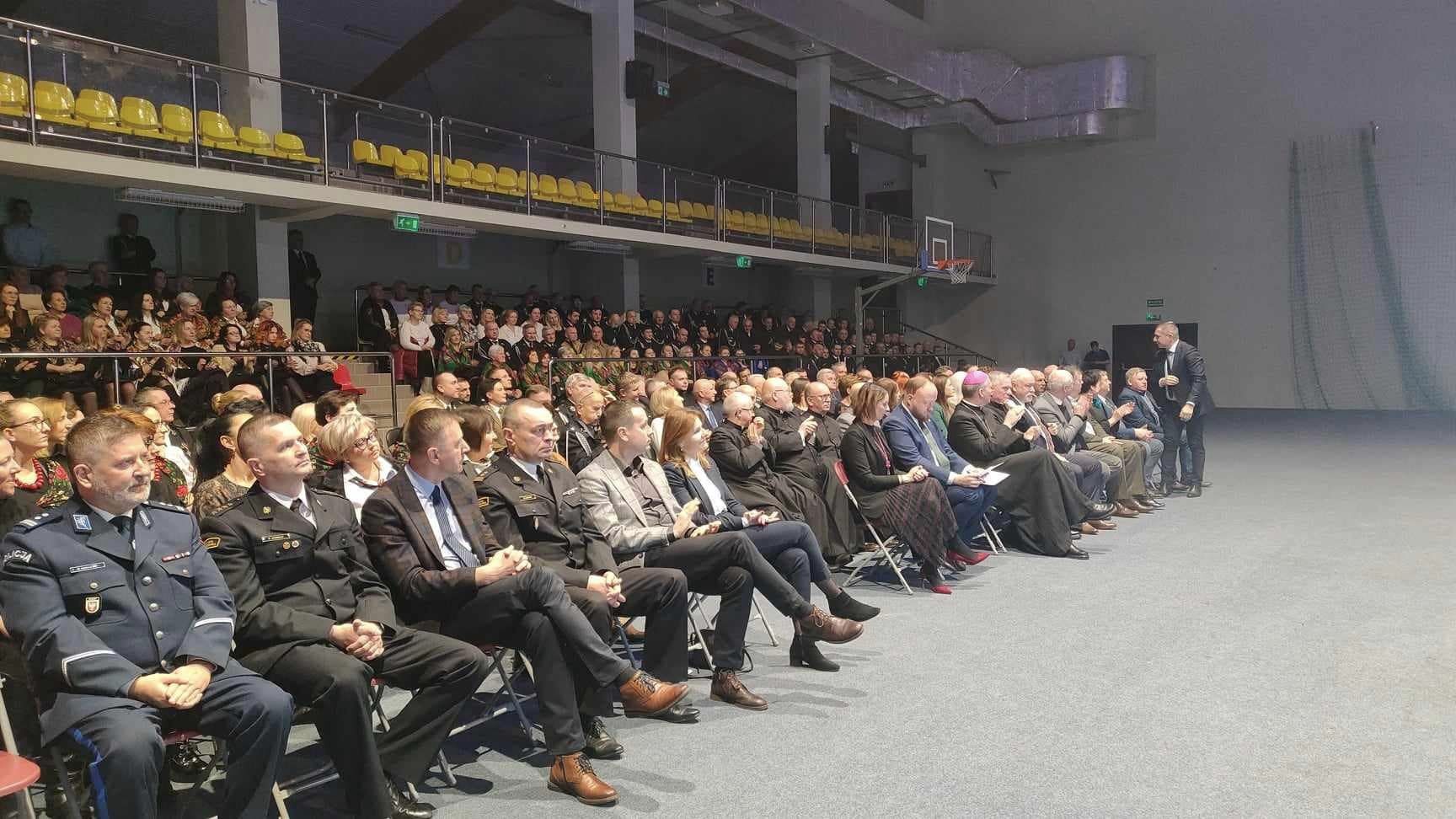 19 stycznia 2024 roku w Hali Widowiskowo - Sportowej w Białobrzegach odbyło się Noworoczne Spotkanie Służb i Organizacji Anno Domini 2024.