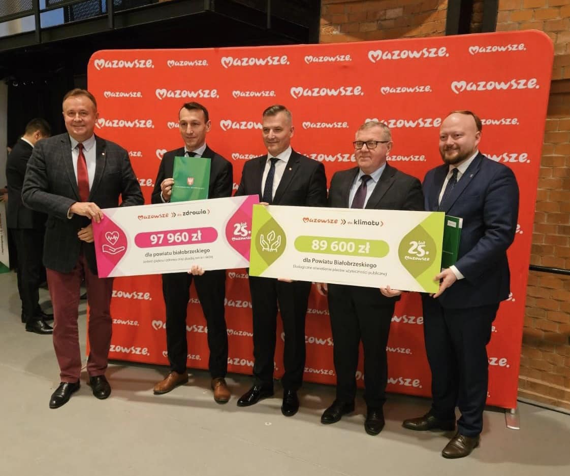 Członkowie Zarządu Powiatu Białobrzeskiego: Starosta Sylwester Korgul oraz Bartłomiej Kowalczyk - wicestarosta białobrzeski podpisali w Radomiu umowy w ramach programów Sejmik Województwa Mazowieckiego